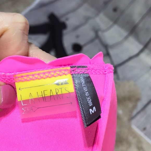 LA Hearts| Neon Pink Scalloped Bikini Top Medium - Picture 8 of 9